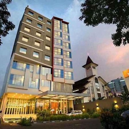 V Hotel Tebet Джакарта Экстерьер фото