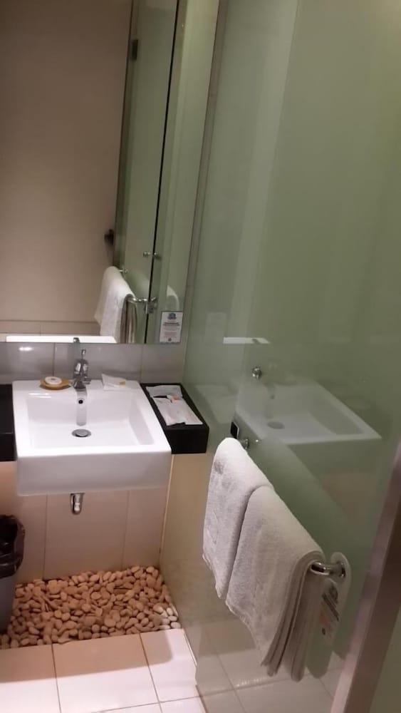 V Hotel Tebet Джакарта Экстерьер фото