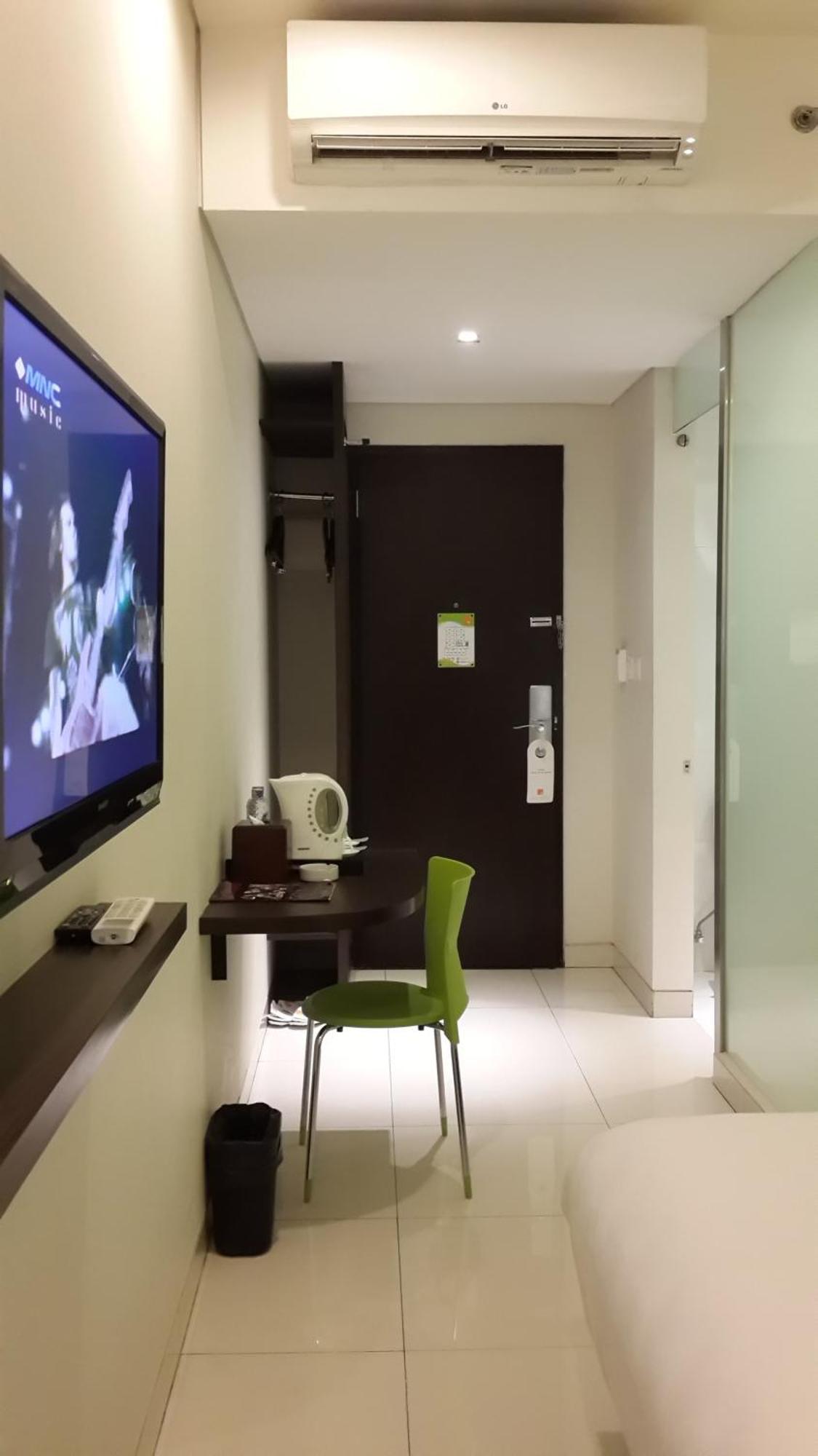 V Hotel Tebet Джакарта Экстерьер фото