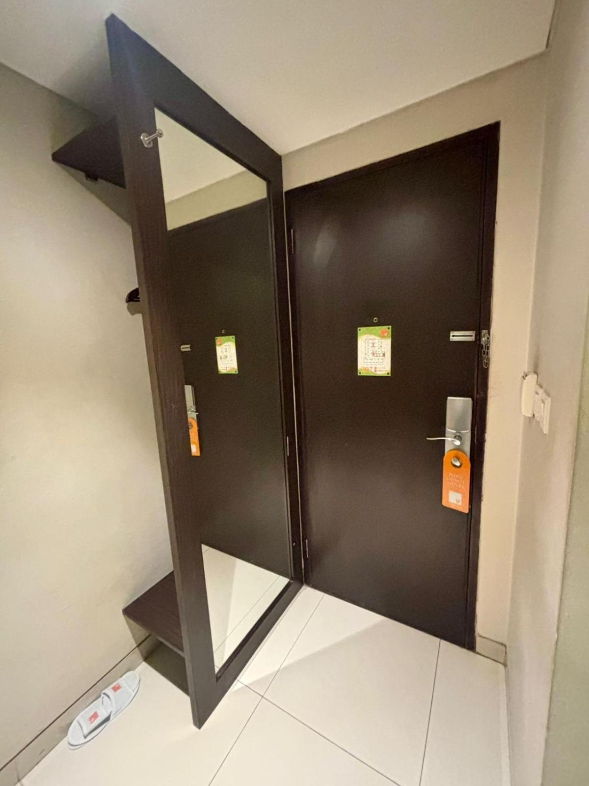 V Hotel Tebet Джакарта Экстерьер фото