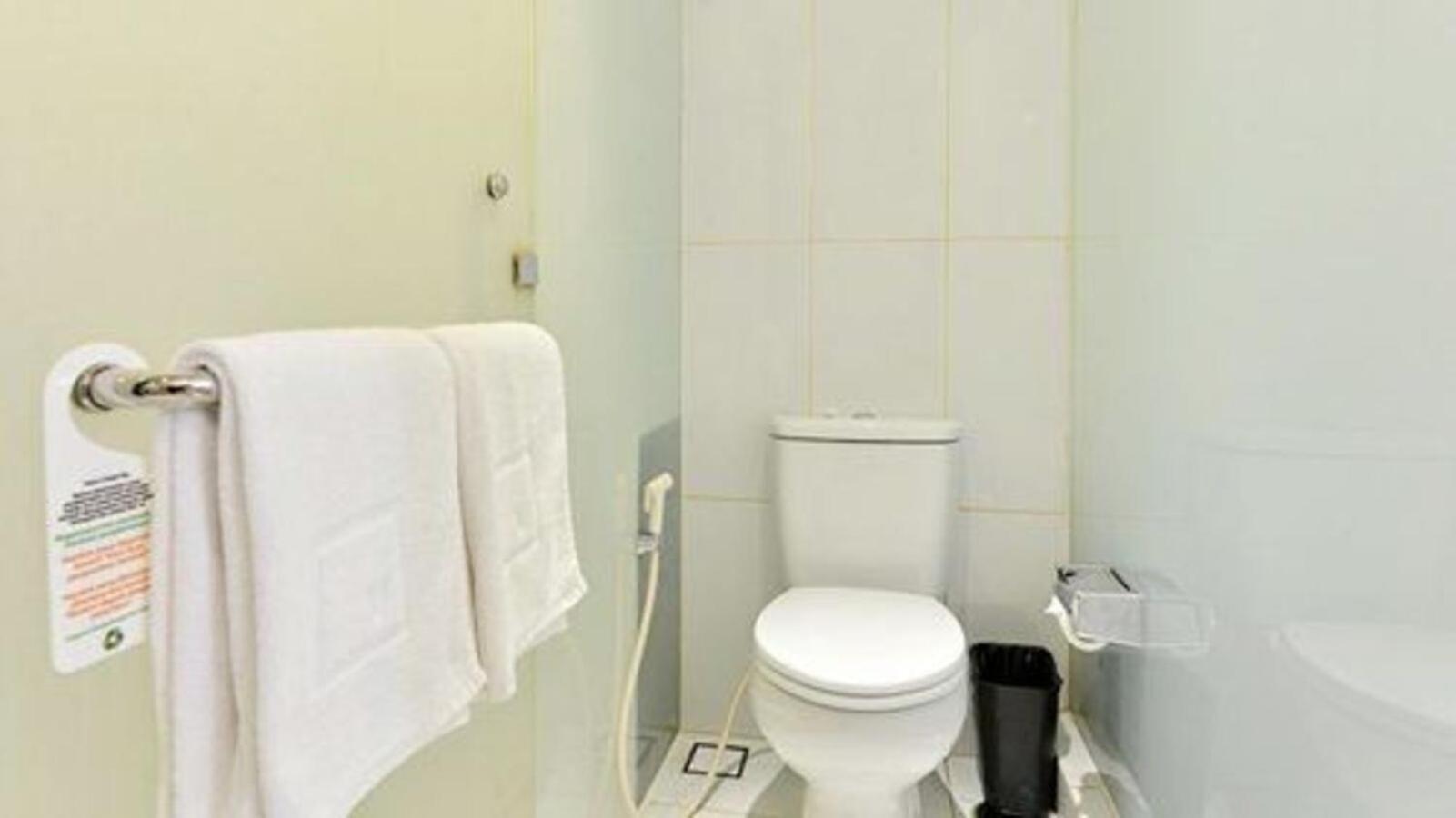 V Hotel Tebet Джакарта Экстерьер фото