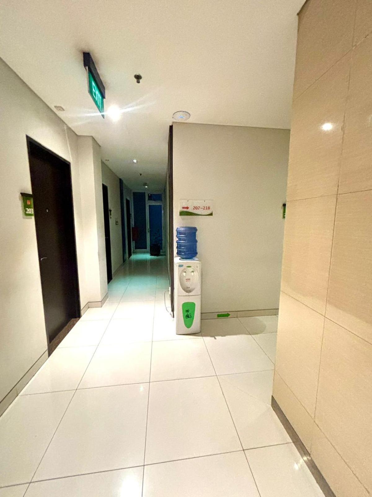 V Hotel Tebet Джакарта Экстерьер фото