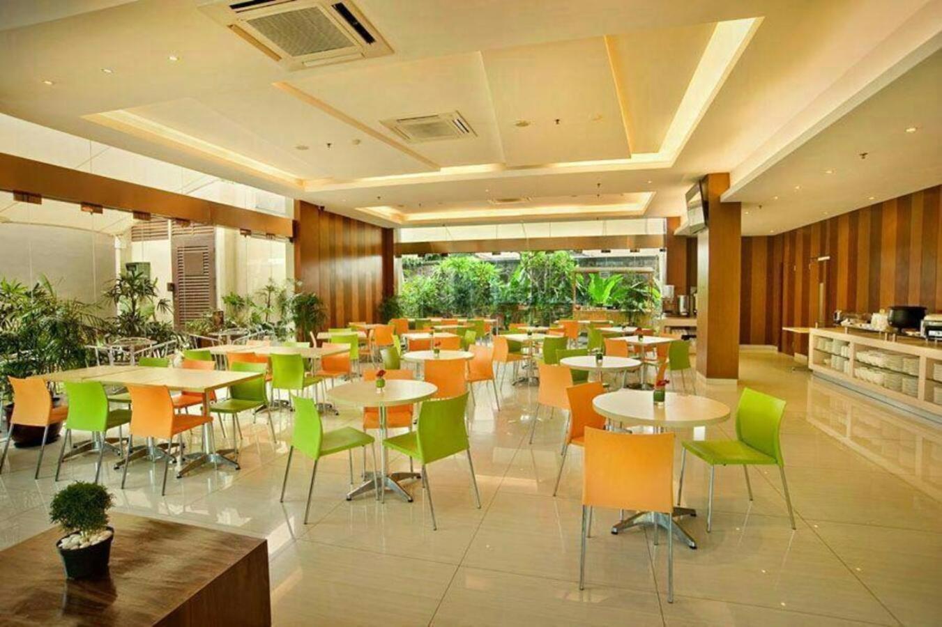 V Hotel Tebet Джакарта Экстерьер фото