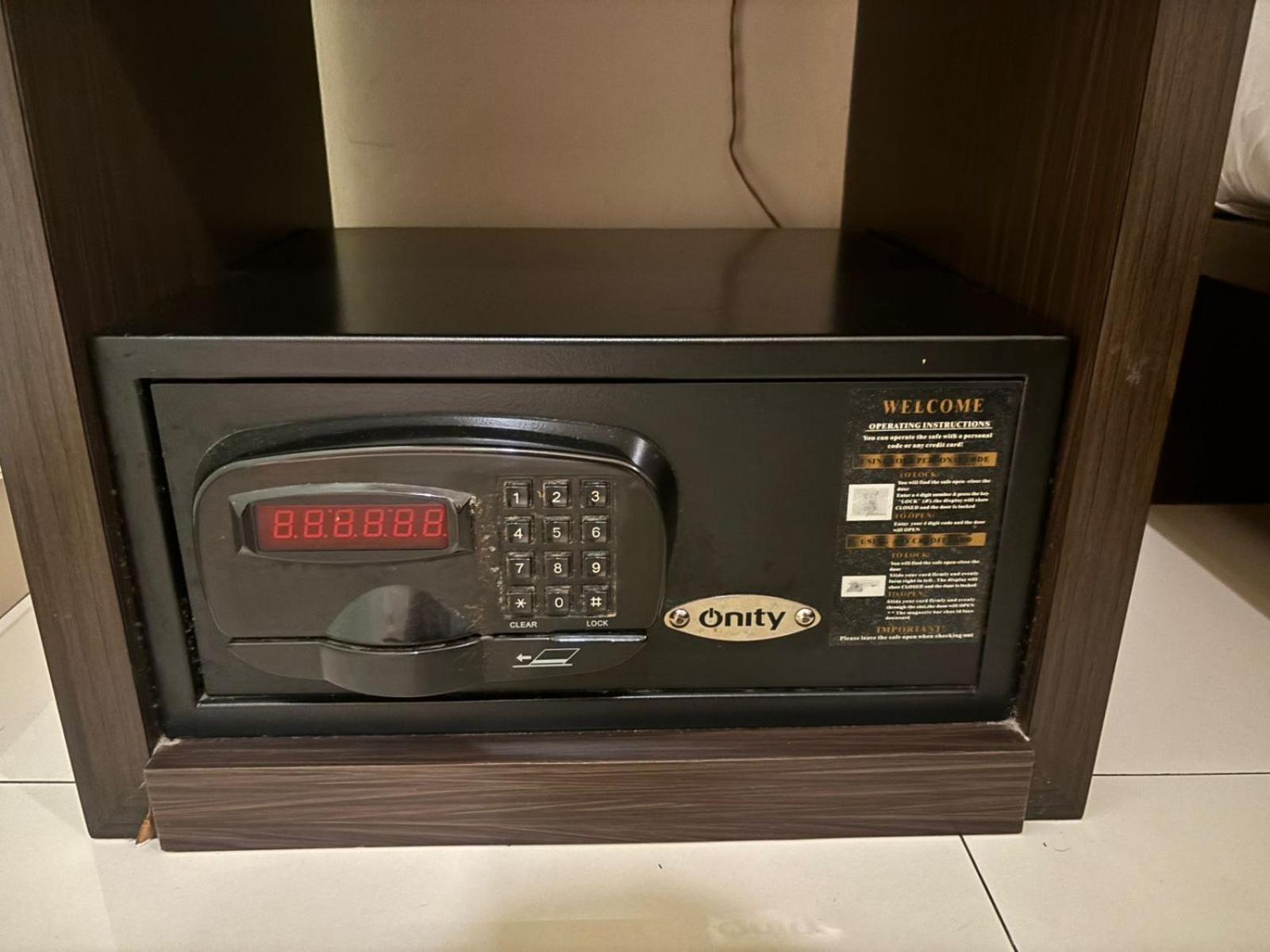 V Hotel Tebet Джакарта Экстерьер фото