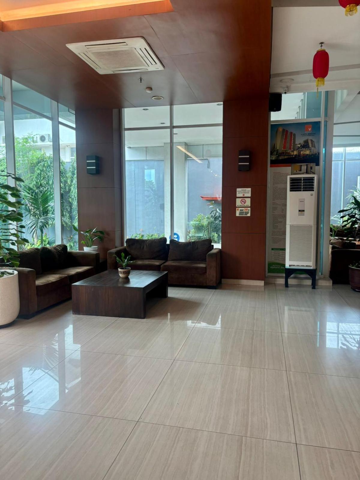 V Hotel Tebet Джакарта Экстерьер фото