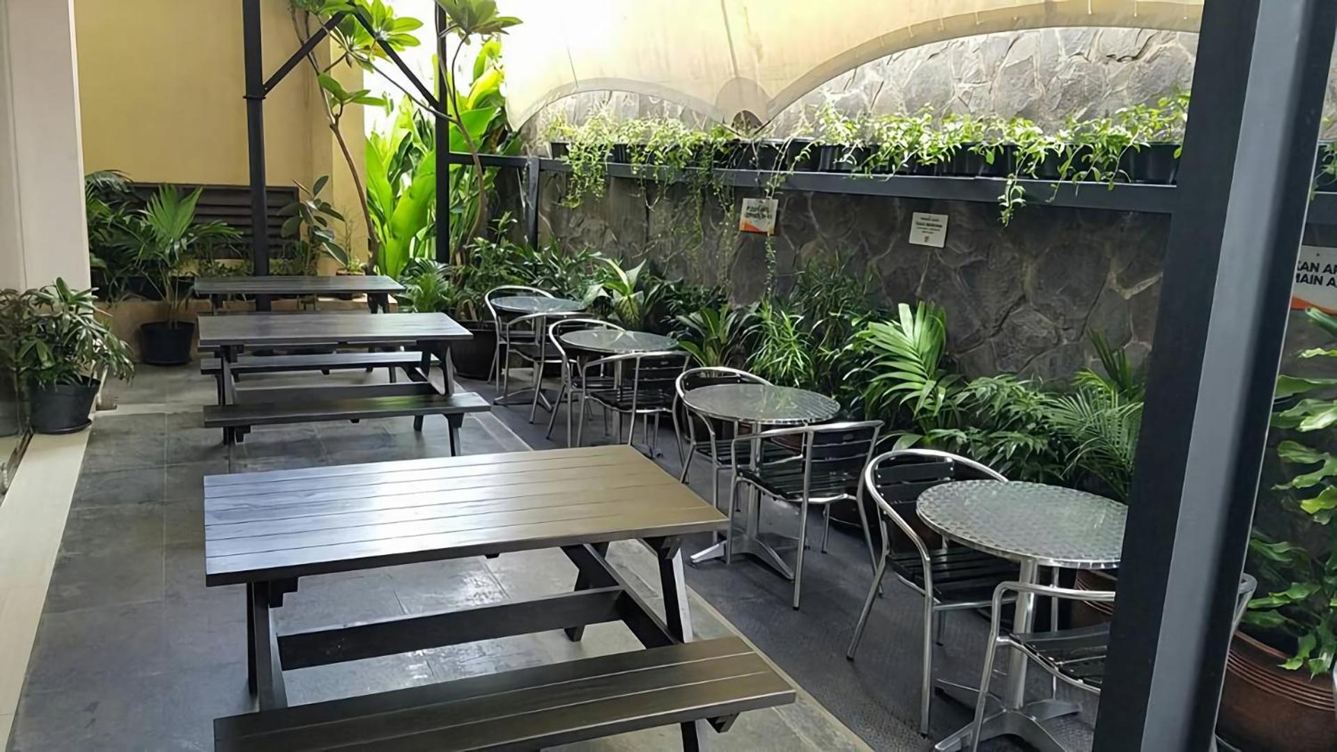 V Hotel Tebet Джакарта Экстерьер фото