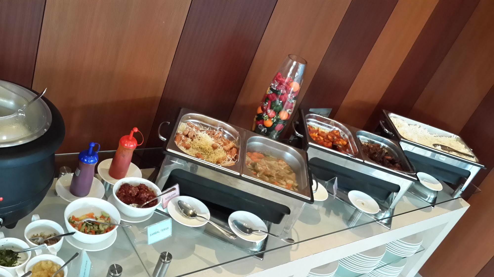 V Hotel Tebet Джакарта Экстерьер фото